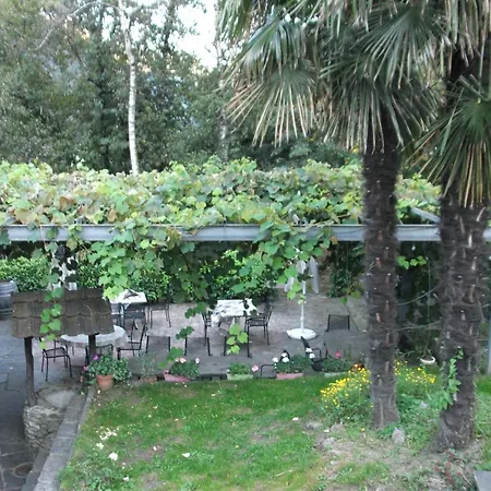 Grotto Pergola Bed & Breakfast *